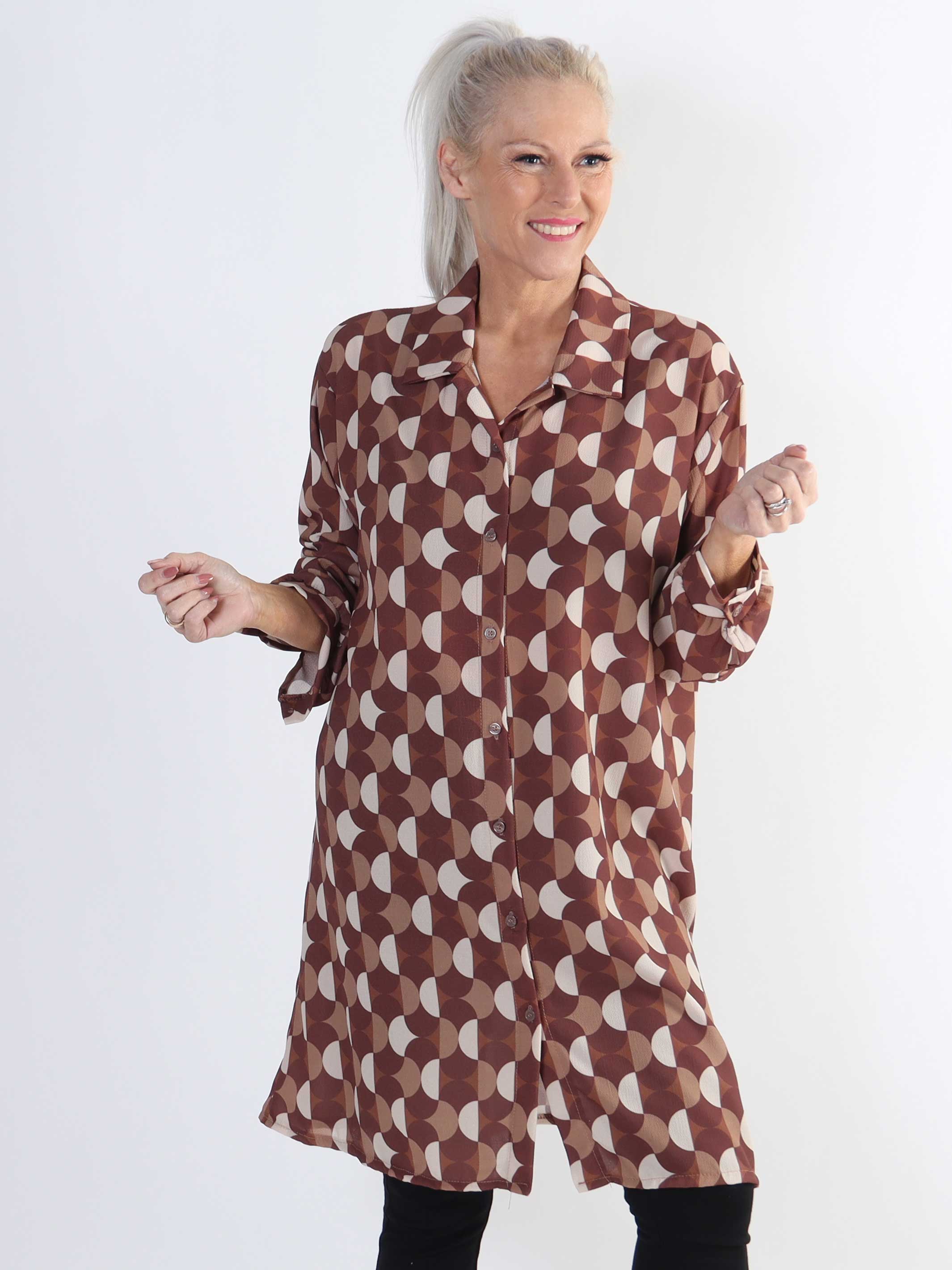 Abigail Pattern - Mönstrad skjortklänning i stora storlekar - Camel